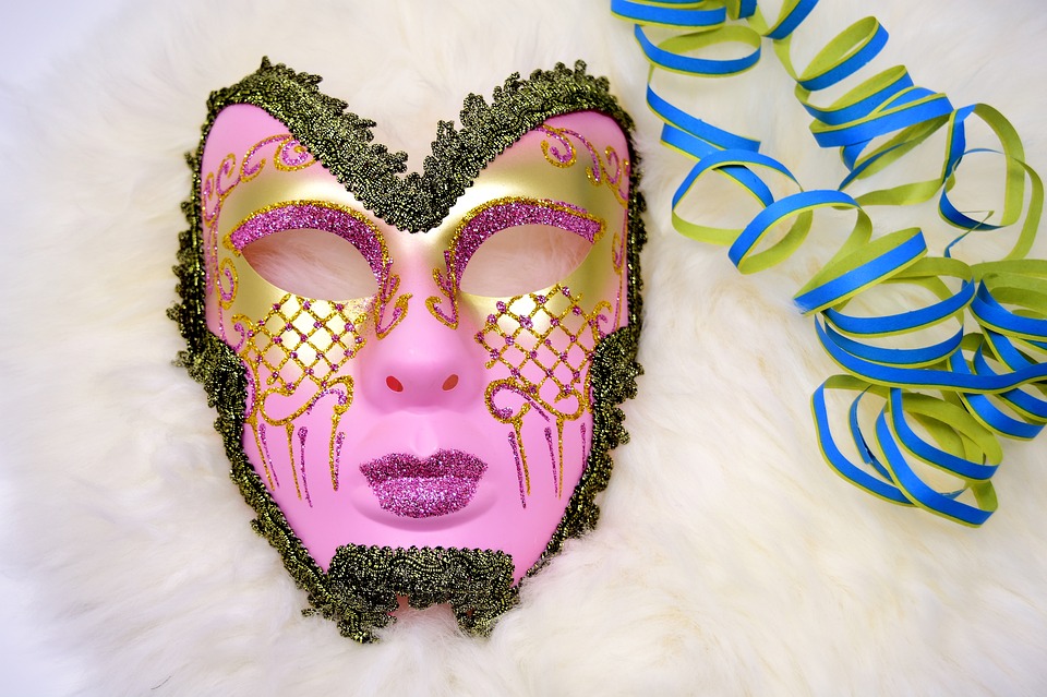 Маски на дне рождении. Карнавальная маска лицо. Маска карнавальная розовая. Необычные маски для лица карнавальные. Карнавальная маска своими руками.